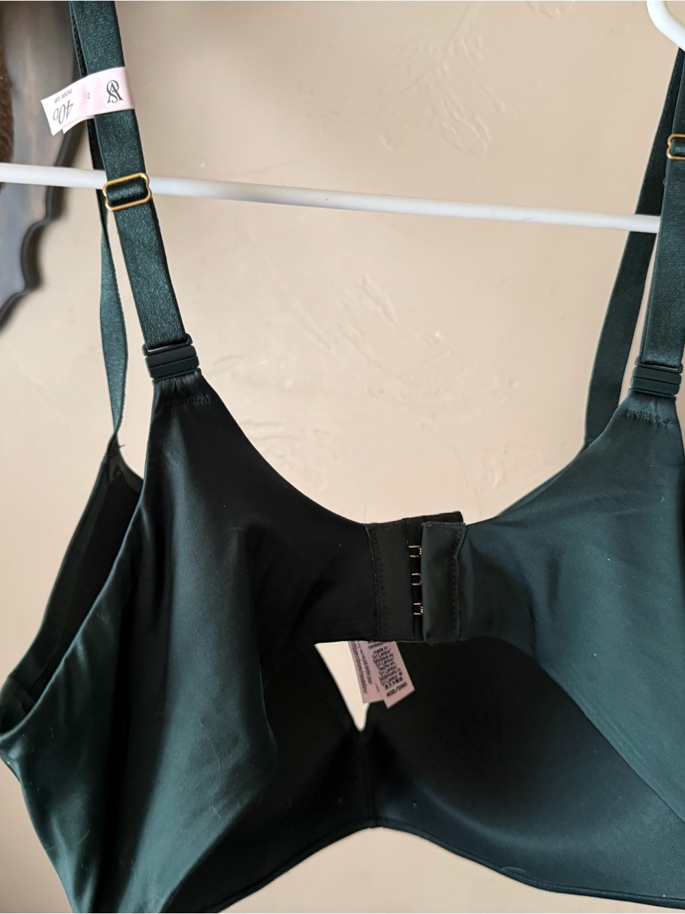 Victoria's Secret Dark Green Padded T-Shirt Bra with Gold Logo Charm - Picture 2 of 4